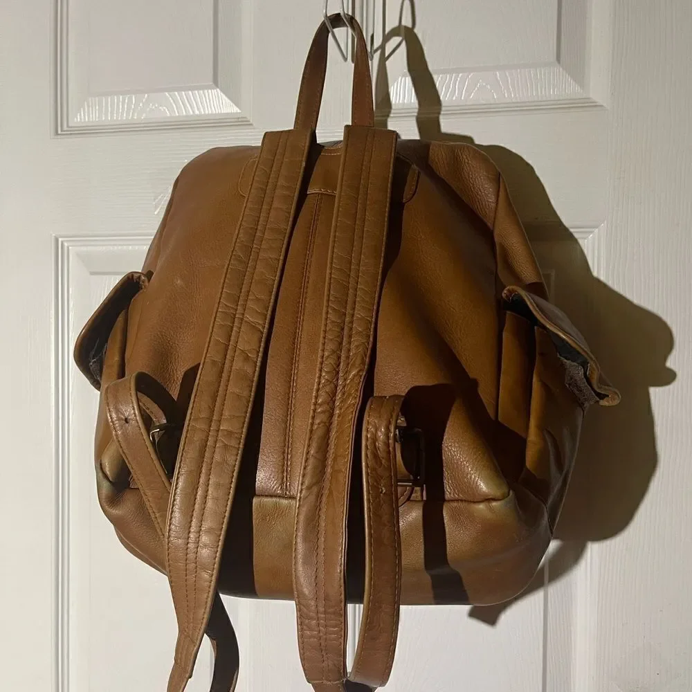 Unbranded tan leather large Backpack antique tone hardwares.